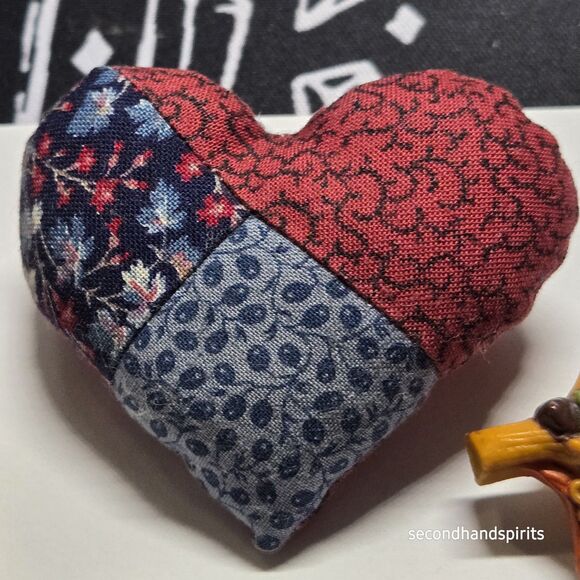 Lot of 18 Vintage Brooches Tac Pins Wide Variety Plastic Metal Wood Patriotic - Picture 10 of 14